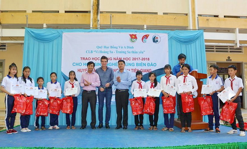 Đồng chí Nguyễn Quang Minh - Phó Bí thư Tỉnh Đoàn trao học bổng cho các em học sinh